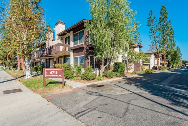 Building Photo - 6716 Clybourn Ave