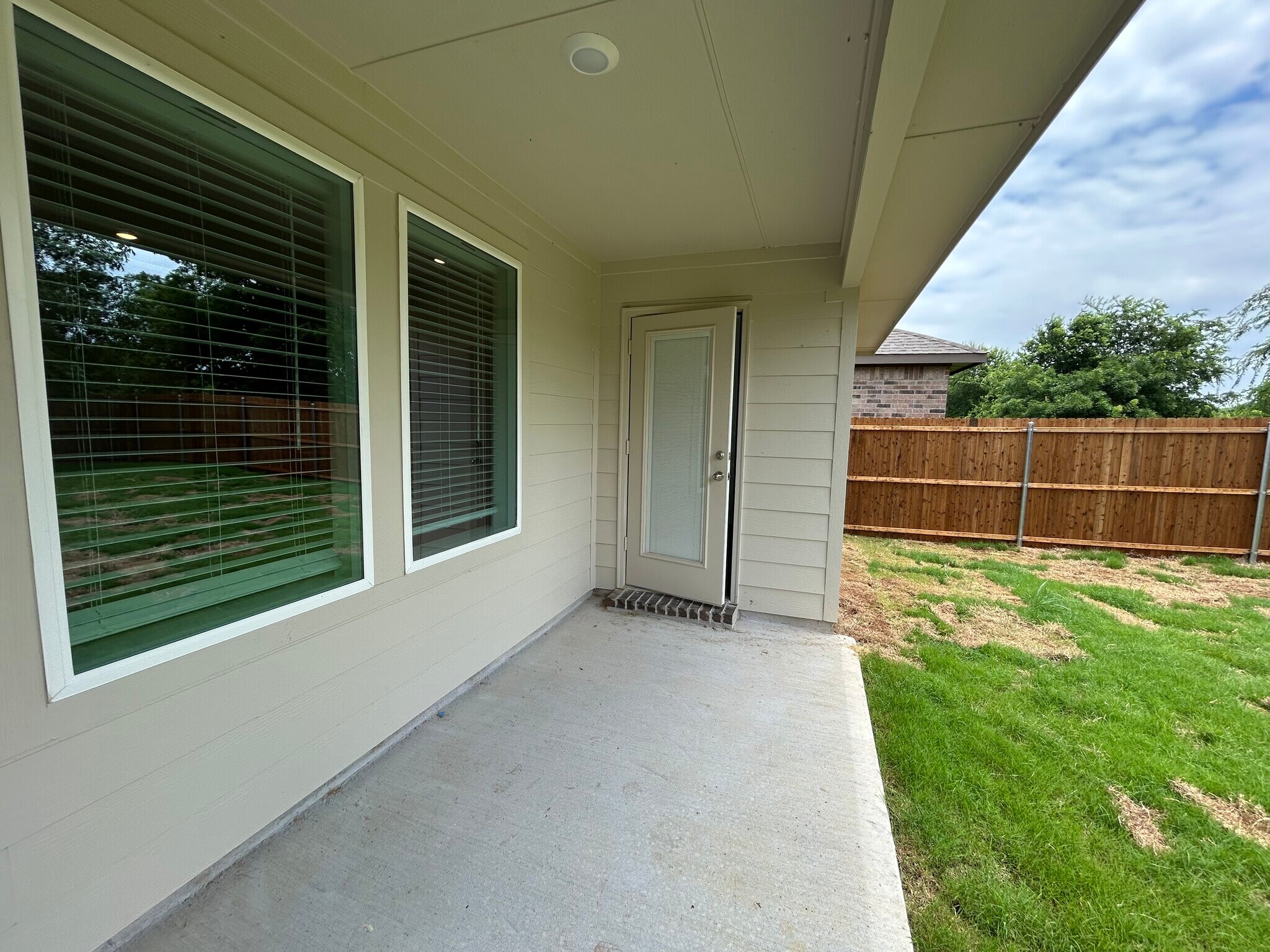 Building Photo - 837 Wild Rose Way
