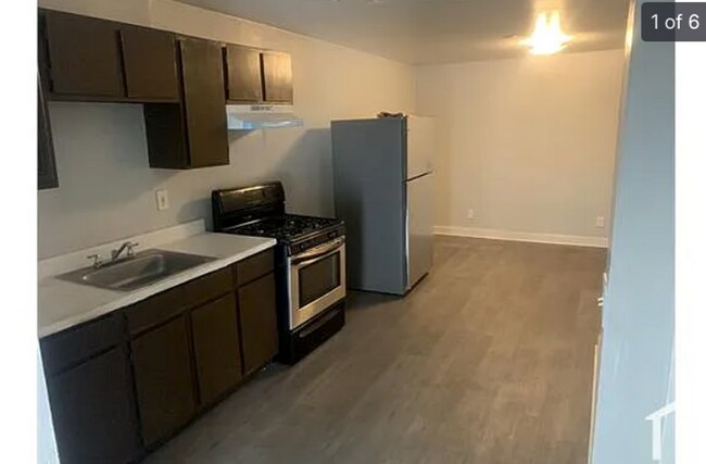 Building Photo - 1004 S 52nd St