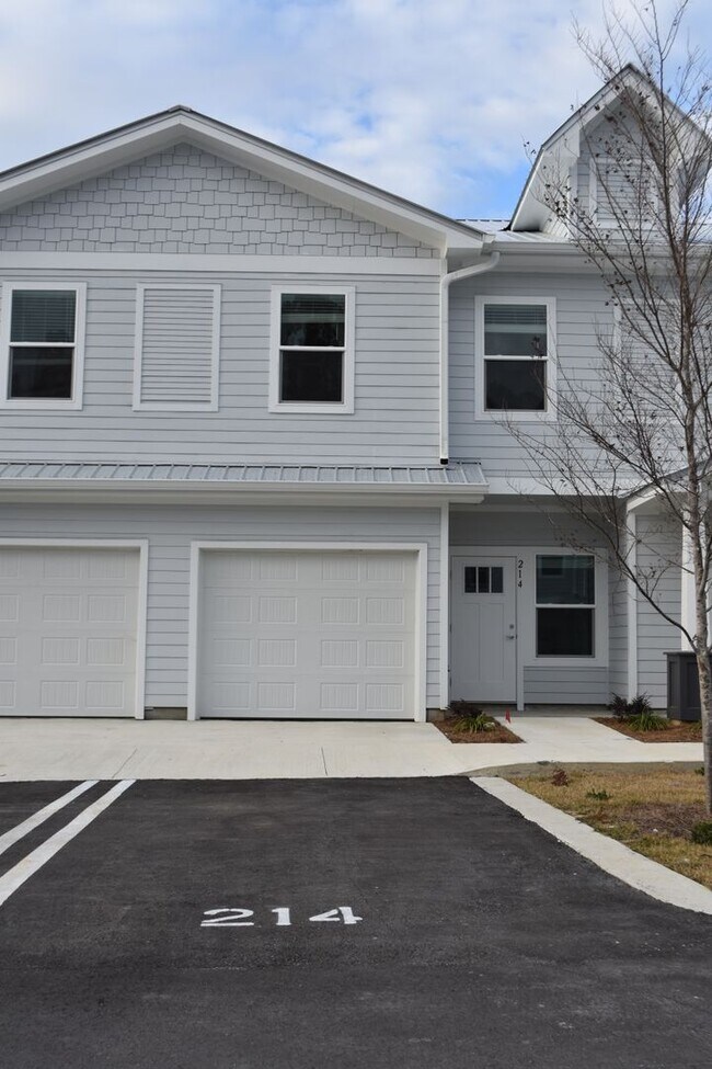 Building Photo - Available June 2025-Garage Unit Verandas a...