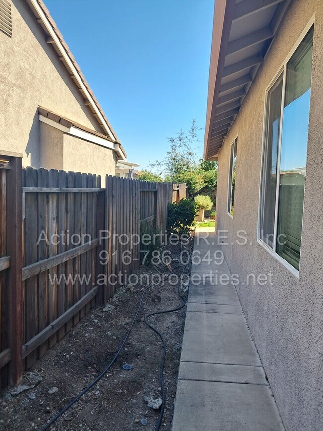 Building Photo - Action Properties R.E.S. Inc. Offering Beautiful Highland Park Single Story 3 Car, 4 Bedroom, Gar...