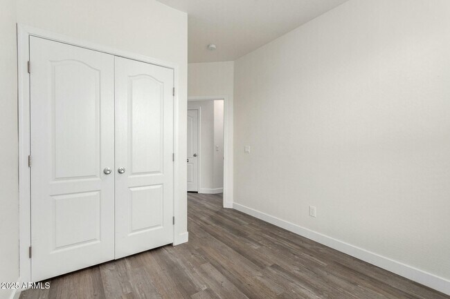 Building Photo - 111 W Beth Dr