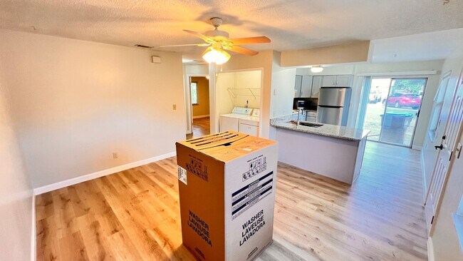 Building Photo - Spacious 2 Bed / 1 Bath Duplex in West Orl...
