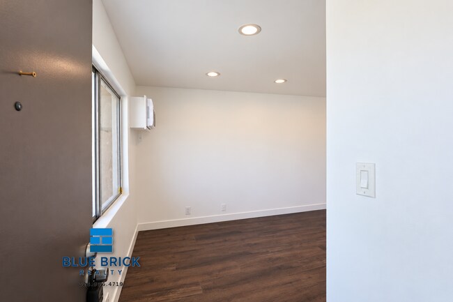 Building Photo - 14235 Vanowen St