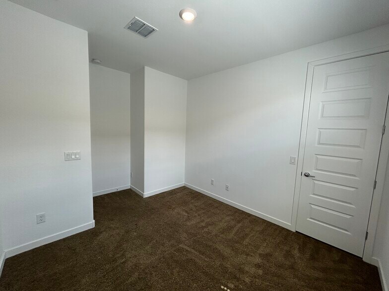 Building Photo - 2241 E Meadowview Ct