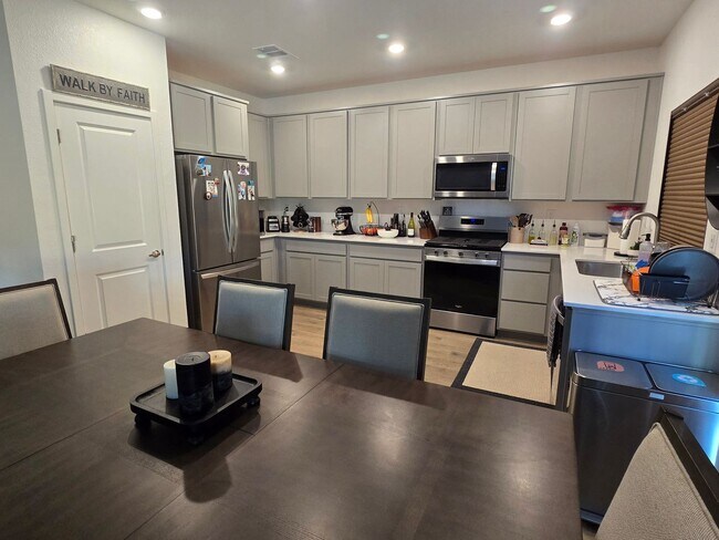 Building Photo - Newer 2 story home in Stonebrook Village- ...