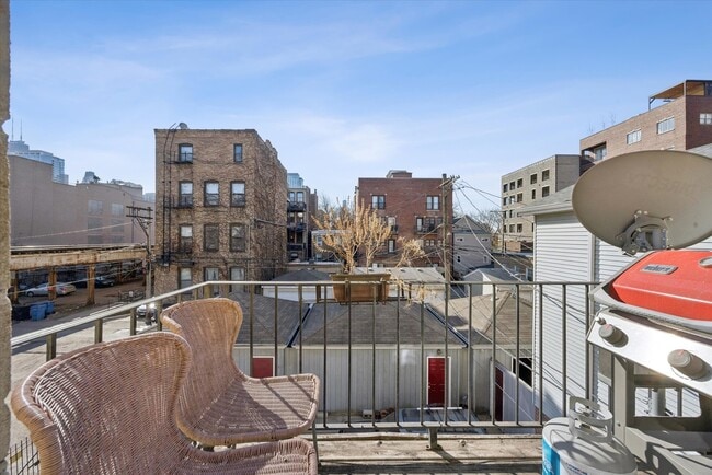 Building Photo - 323 W Schiller St