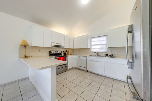 Building Photo - 115 Marina Ave