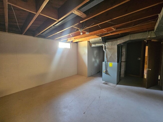 Building Photo - $1,700 - 2 Bed / 1 Bath Charming Rancher H...