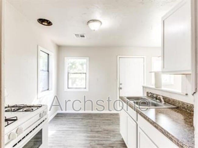 Building Photo - 1004 Sandra Dr