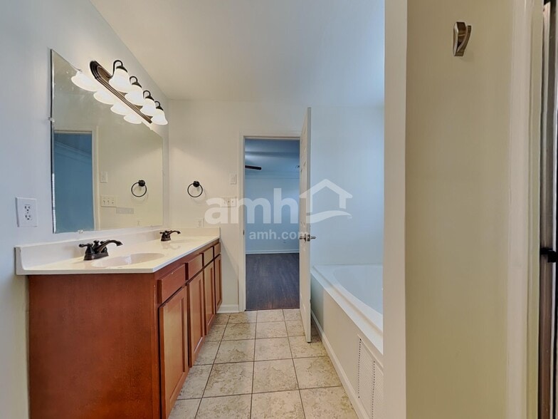 Building Photo - 3342 Hunt Crest Rd