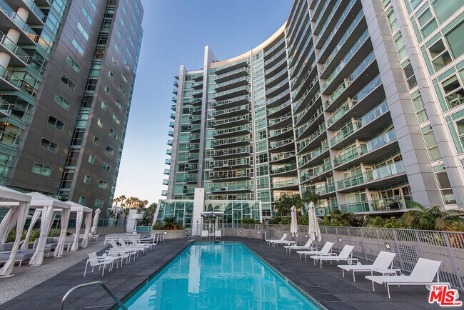 Building Photo - 13600 Marina Pointe Dr