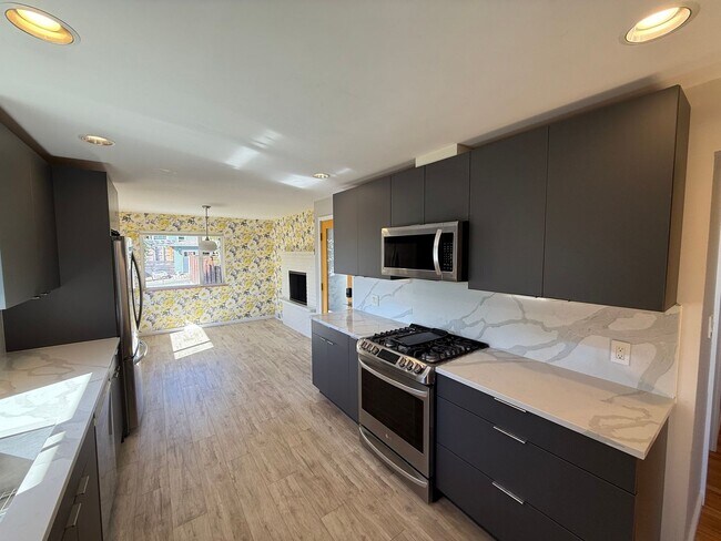 Building Photo - Stunning 4 Bed 4 Bath Home Steps from Golden Gardens in Ballard with MIL Suite