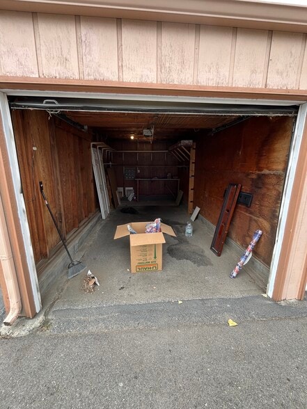 Garage - 3121 W Hood Ave