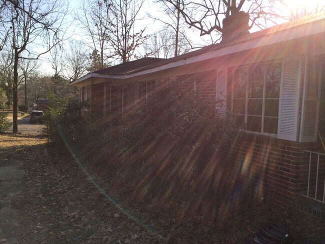 Building Photo - 2716 Wood Dr NE