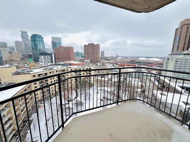 Building Photo - Beautiful 1 bed 1 bath executive condo! Heated parking, gym, sauna!