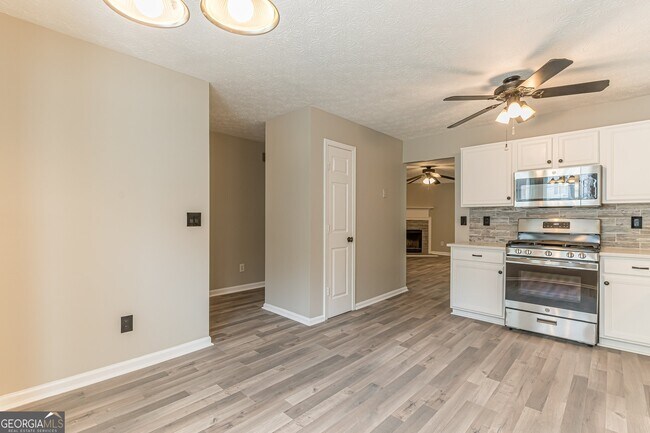 Building Photo - 5895 Hampton Ct