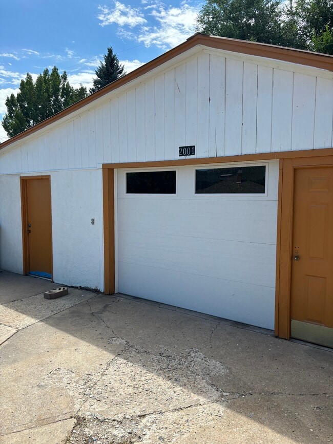 Garage / Shop - 2001 Crestview Dr