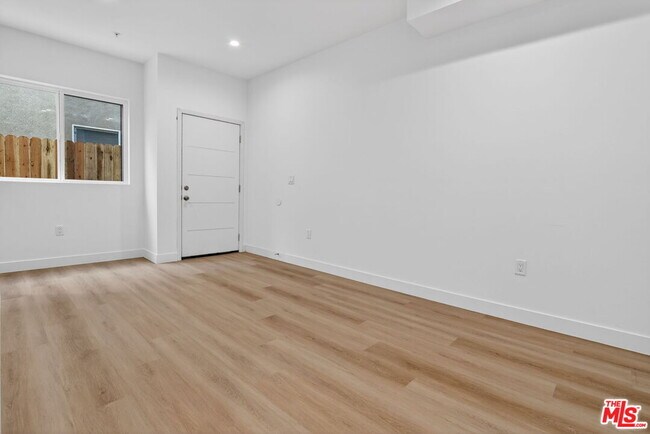 Building Photo - 11446 Oxnard St