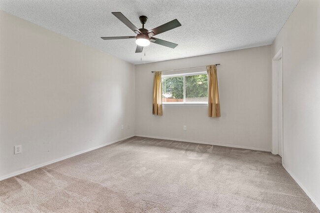 Building Photo - 16319 Pitch Pine Dr