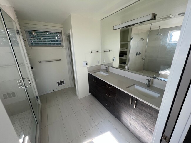 Building Photo - Modern 3-Bedroom Home in North Queen Anne