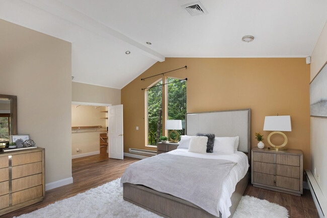 Building Photo - 338 Clove Rd