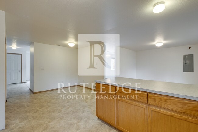 Building Photo - 3 Bedroom / 3 Bath Home Available in the Heart of Shady Cove!