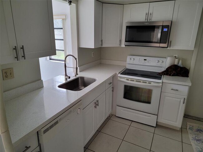 Building Photo - 1800 NE 39th Ct