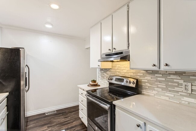 Building Photo - Beautifully Updated 2 Bedroom, 1.5 Bathroo...