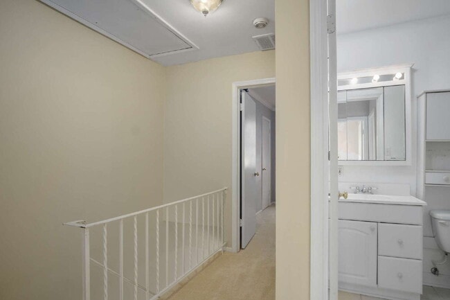 Building Photo - Charming Townhouse: Your New Home Awaits!