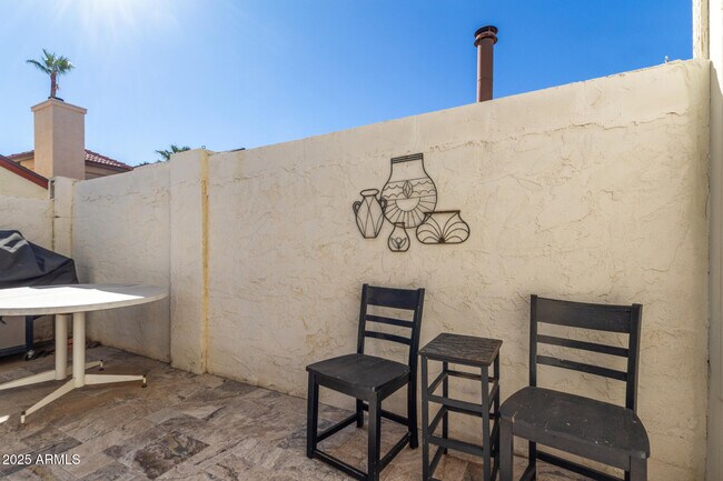 Building Photo - 501 E Topeka Dr