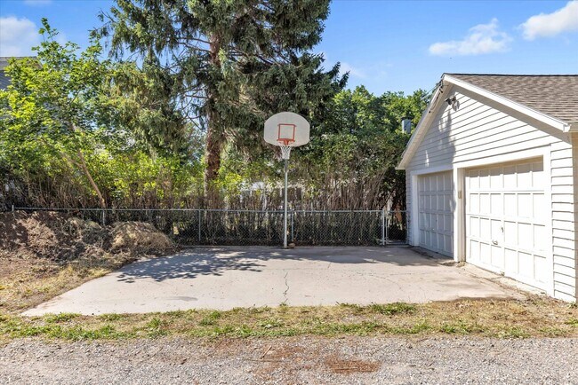 Building Photo - Open Concept Historic Home in Downtown Boz...