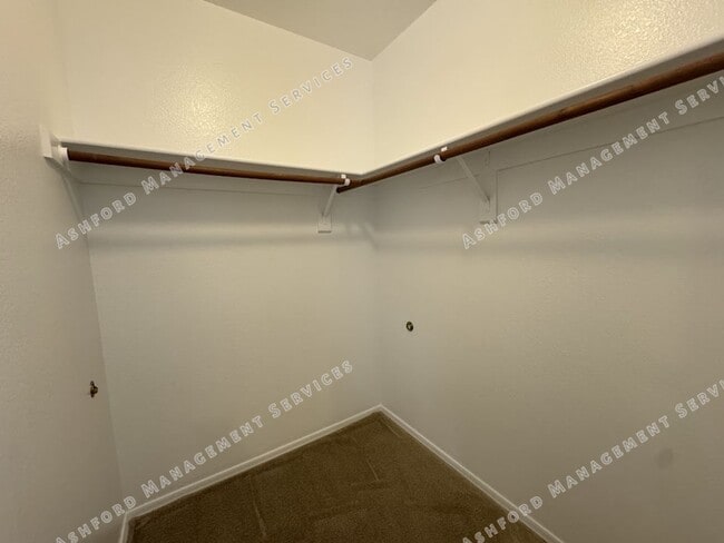Building Photo - 3 BEDROOM WITH NO CARPET/LARGE YARD
