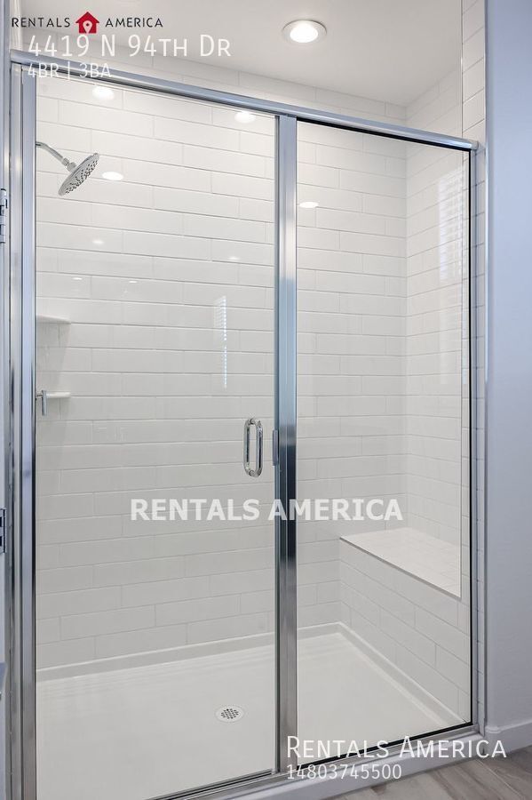 Building Photo - Gorgeous Open-Concept 4-Bedroom Home in a ...