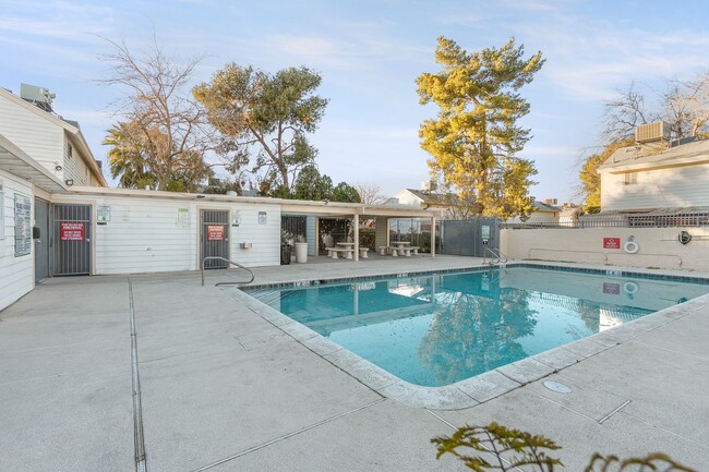 Building Photo - 1 Bedroom Townhouse With Hardwood Flooring...