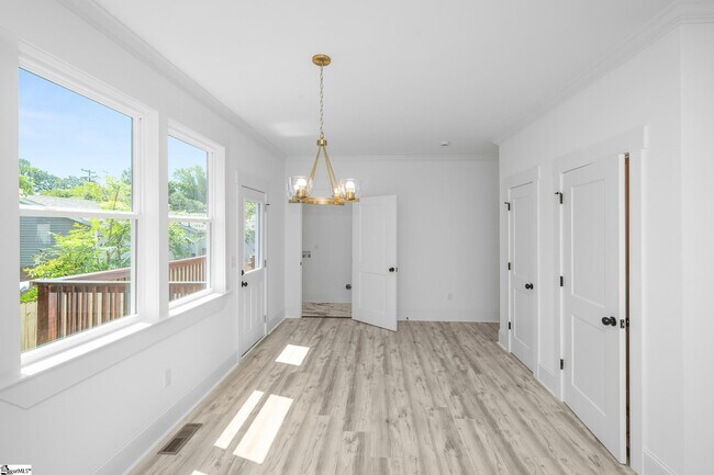 Building Photo - 305 Valley St