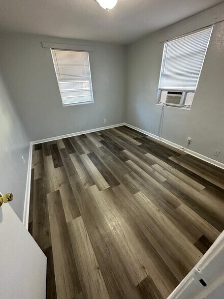 Building Photo - 1305 W 6th St