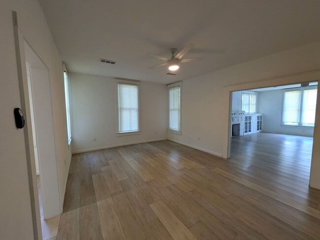 Building Photo - 1420 Live Oak St