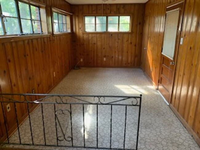 Building Photo - 3/2 Spacious Backyard