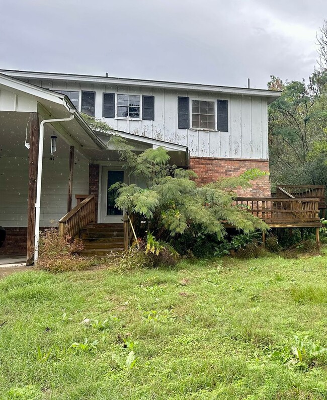 Building Photo - Welcome to this charming 3-bedroom, 2-bath...