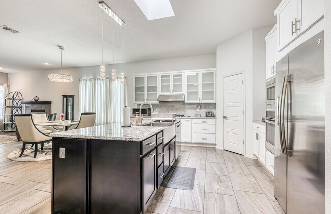 Building Photo - We have a beautiful home fully furnished with 4 bedroom-2 baths