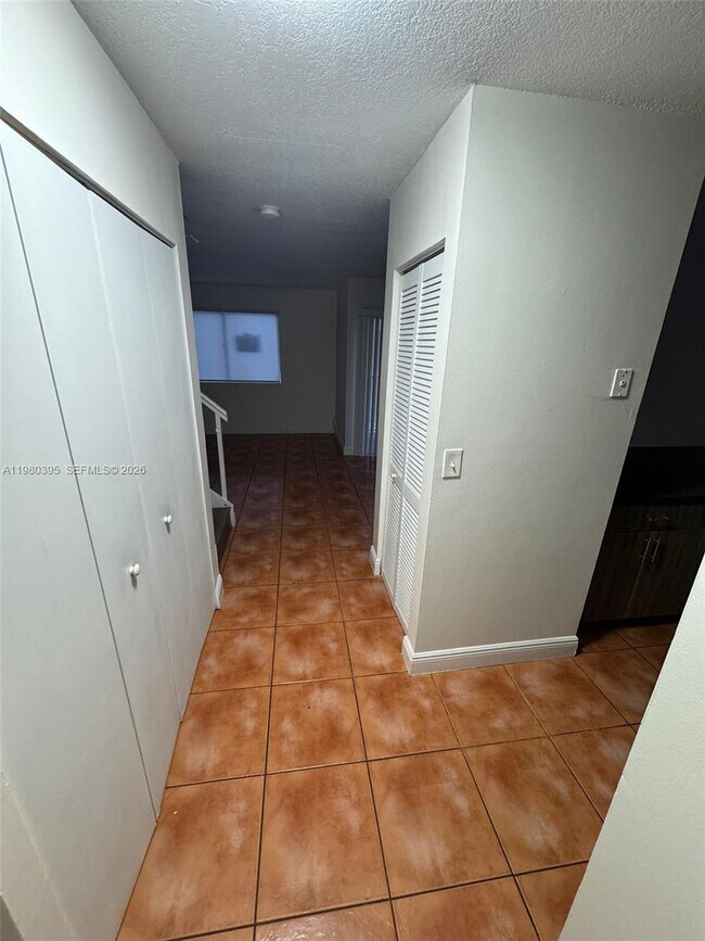 Building Photo - 6235 SW Kendale Lakes Cir