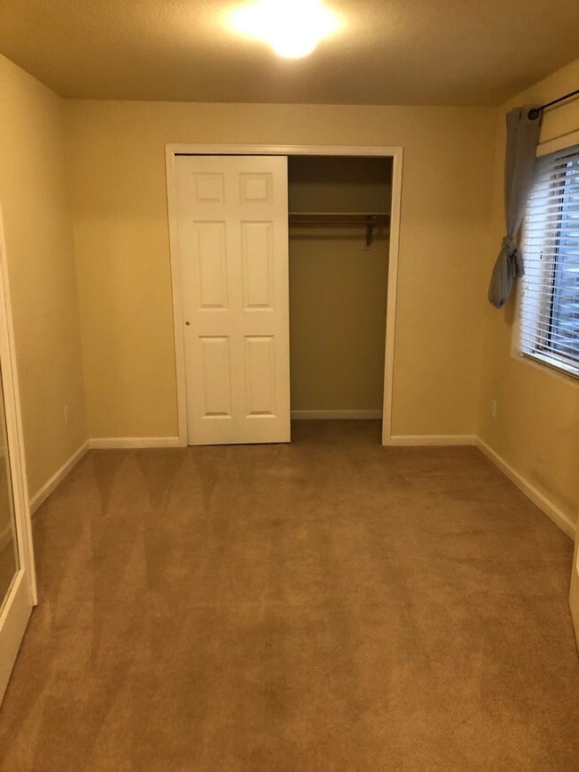 Building Photo - Bright and Open 3 Bed 3 Bath Townhome in Gated Peak View Villas