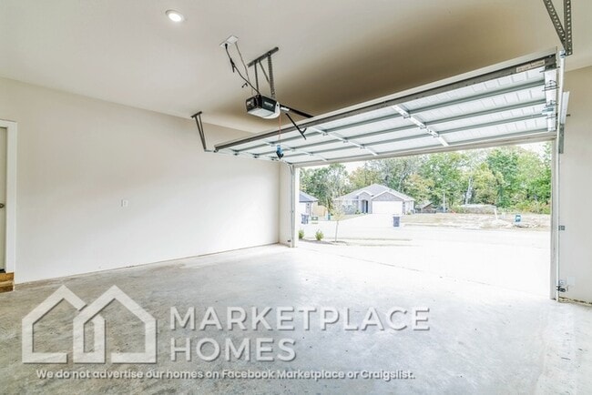 Building Photo - 5726 Selah St