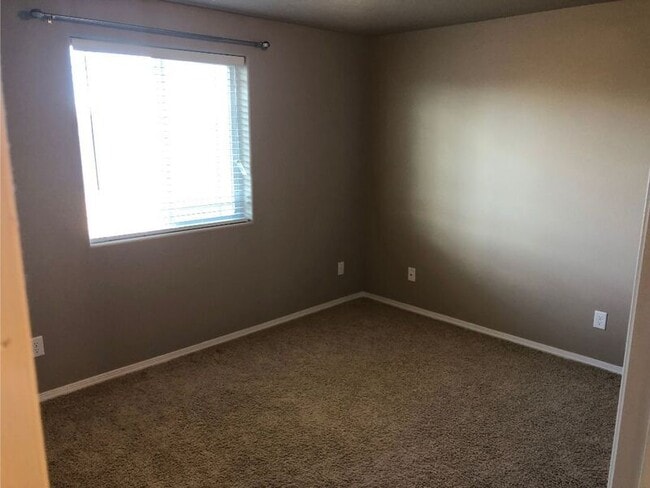 Building Photo - 2350 NW Hazelwood Ave