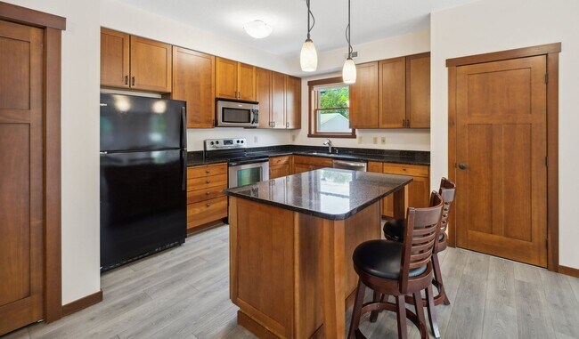 Building Photo - Stunning 2 level Condo in Exclusive St Pau...