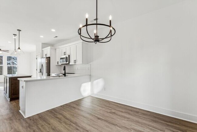 Building Photo - High-End 2BR Townhome | Rooftop Terrace + 2-Car Garage | 24-Unit Commnity