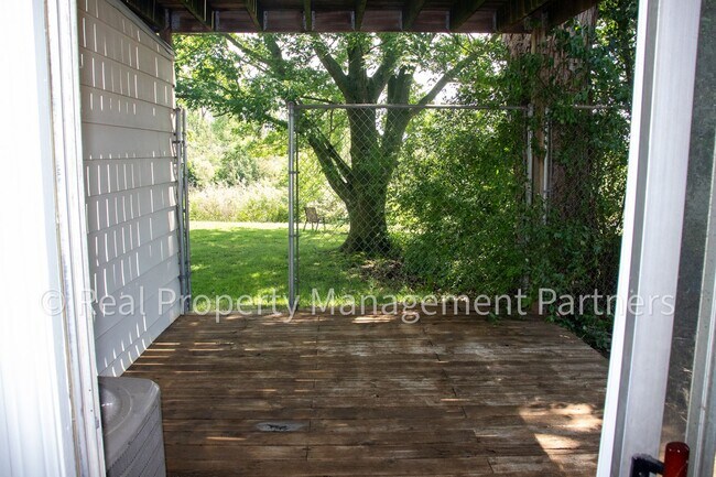 Building Photo - 3920 Camelot Dr SE