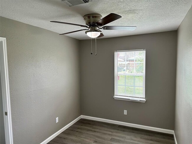 Building Photo - 2310 Kingsdale Dr