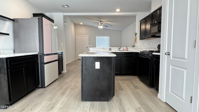 Building Photo - 1033 Candelilla St